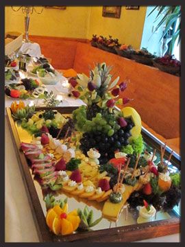 Großes Buffet mit Obst, Käse und Fingerfood