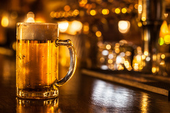 Bierkrug auf der Bartheke im warmen Licht