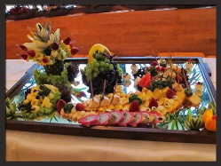 Großes Obst- und Gemüseschnitzere-Stillleben als Buffetdeko