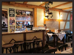 Rustikale Gaststättenbar mit Holztheke und warmem Licht